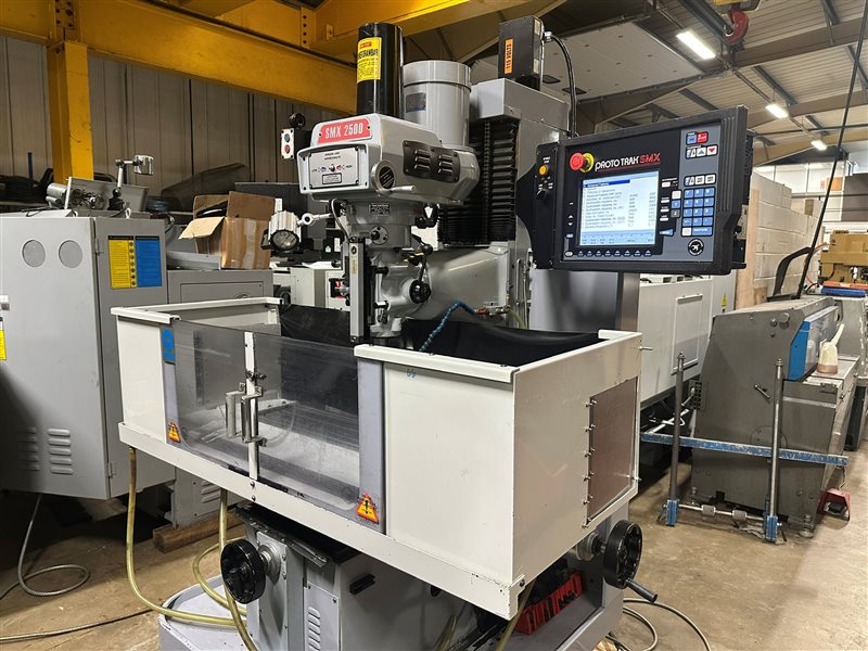 イズミ タカシページ XYZ SMX 2500 ProtoTRAK 3 Axis CNC Milling Machine